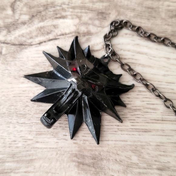 The Witcher 3 Wild Hunt Wolf Head Necklace - Picture 4 of 4
